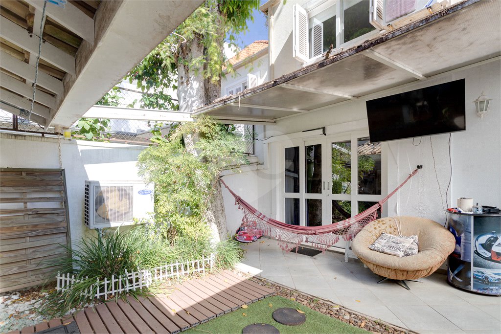 Casa à venda com 4 quartos, sendo 2 suítes, no condomínio Villa Franz Schubert, São Paulo - SP