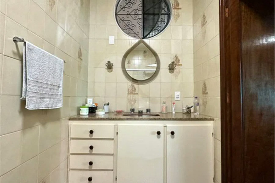Casa assobradada à venda no bairro Nova Piracicaba, em Piracicaba/SP.