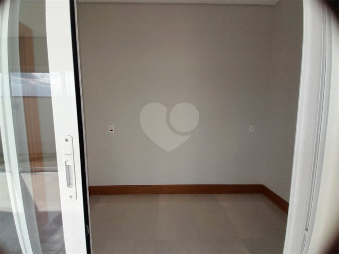 Belíssima Casa à Venda no Condomínio Damha IV