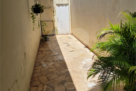 Casa Térrea com 3 dormitórios.