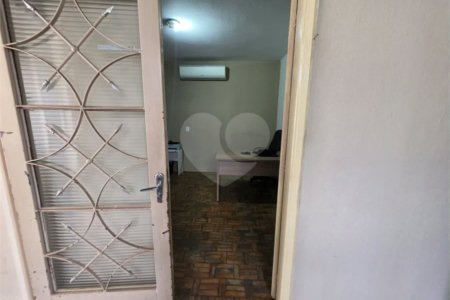 Casa térrea à venda com amplo quintal e grande potencial na Vila Nery