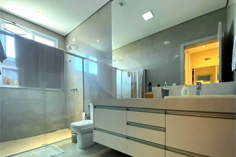 Casa de Alto Padrão em Condomínio com 4 suítes.