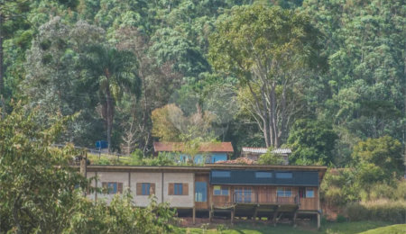 Vende-se Linda Casa Em Camanducaia - MG