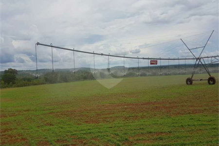 Município de João Pinheiro (MG), Distrito de Canabrava - 498 hectares, sede ampla, gramada e cercada (4 quartos, área coberta ao redor da casa, garagem coberta, piscina aquecida, deck de madeira, pergolato e campo de futebol gramado); torre de Internet, terra de cultura; ótimo teor de argila