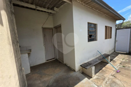 Casa térrea à venda com amplo quintal e grande potencial na Vila Nery