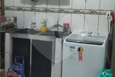 Casa térrea com 2 dormitórios.
