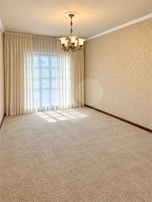Sobrado de 250 m² em São Bernardo do Campo, com 3 dormitórios, suíte, escritório, quintal, edícula e 2 vagas, em excelente localização.
