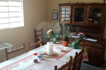 Ampla casa no condomÍnio Parque Fehr, contendo: