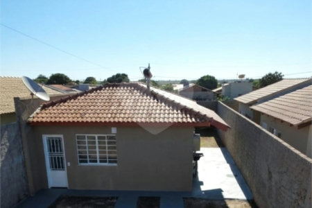 Seu Novo Lar Te Espera: Casa Aconchegante, Pronta para Morar e com 2 dormitórios e Amplo Quintal!