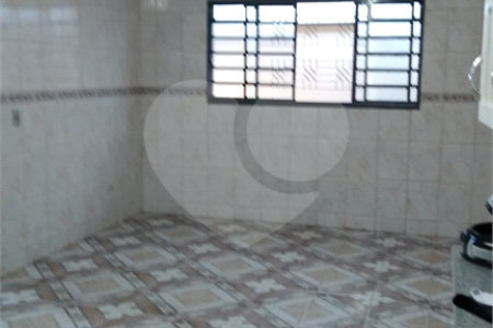Casa Térrea com 3 dormitórios, sendo 1 suíte.