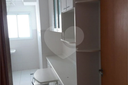 Indaiatuba - Venda - Apartamento no Condomínio Portal das Flores com 64 m², 3 dorms, sendo 2 com armários planejados, , WC social, cozinha planejada e totalmente integrada com a lavanderia, varanda, , 02 vagas de garagem. Excelente localização, a poucos metros do Shopping Polo, mercados, padaria,