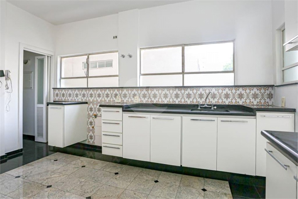 Apartamento na Bela Vista com 228m² 3 dormitorios Aceita e estuda Permuta.