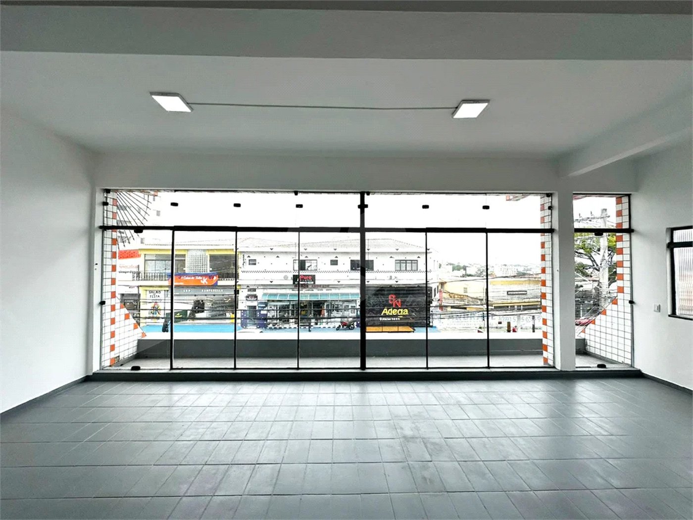 Galpão com 250m² , 4 vagas , para locação em Itaquera.