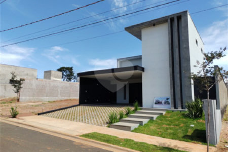 Casa no condomínio Parque Faber IV