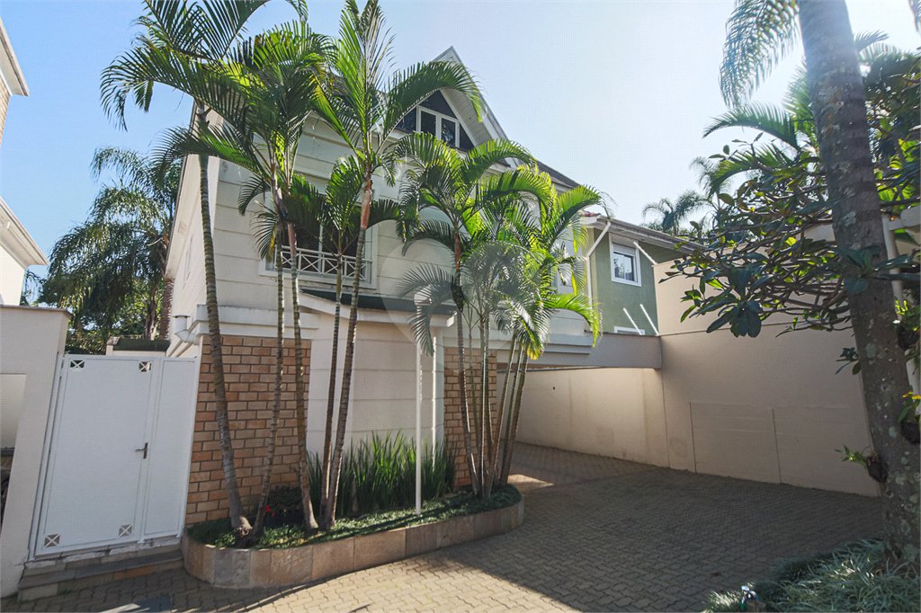Casa à venda com 4 quartos, sendo 2 suítes, no condomínio Bristol Village, São Paulo - SP