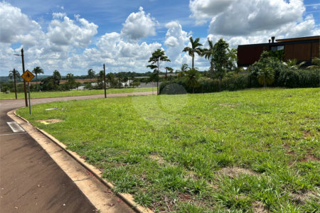 Terreno no condomínio Damha Golf em frente área de lazer com 1.404,40 m²