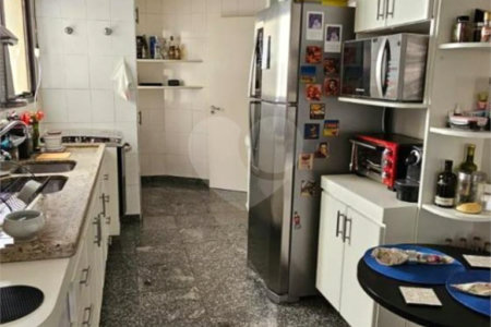 Apartamento na Vila Mariana de 200m2 com 4 dorms, 5 banheiros, 3 suítes, 4 vagas. Estuda permuta.