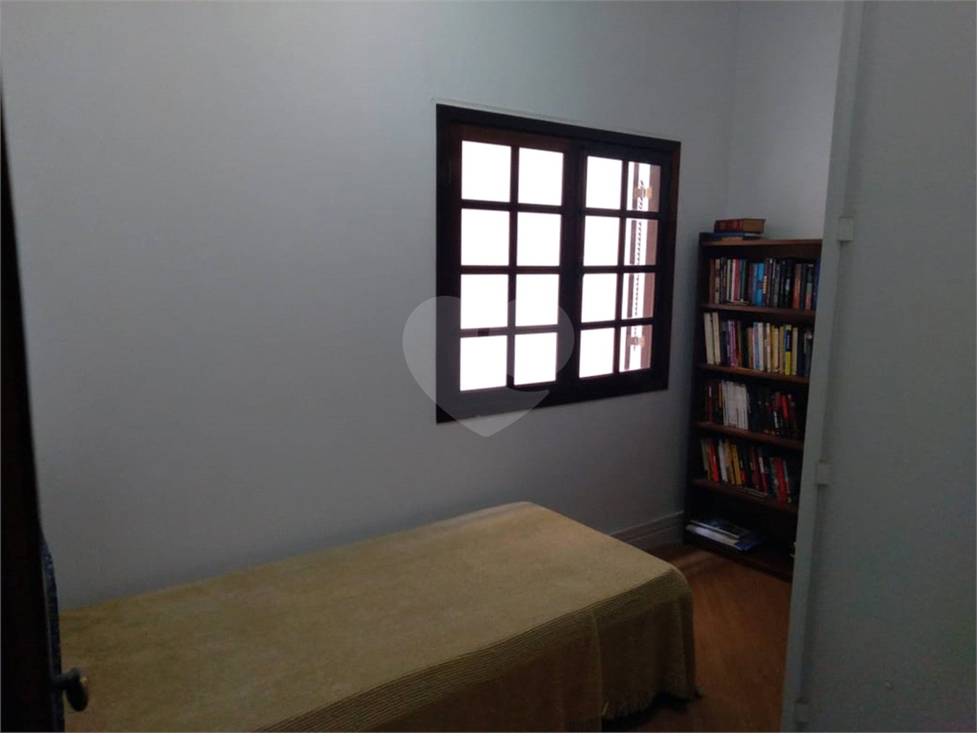 Sobrado espaçoso e bem localizado