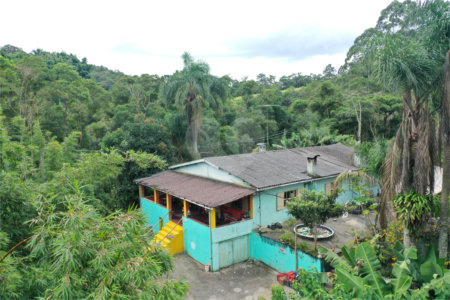Tapiraí Sp - Sítio Santa Clara - Area de 12,1 ha - composto por casa principal, galpões poço artesiano, ótima área para plantios. Fica localizado a aproximadam. 1 quilômetro da prefeitura. Area preservação permanente- 4,6 ha - Area aproveitável - 4,6 ha - area utilizada rural - 2,5 ha -R$ 750.000,00