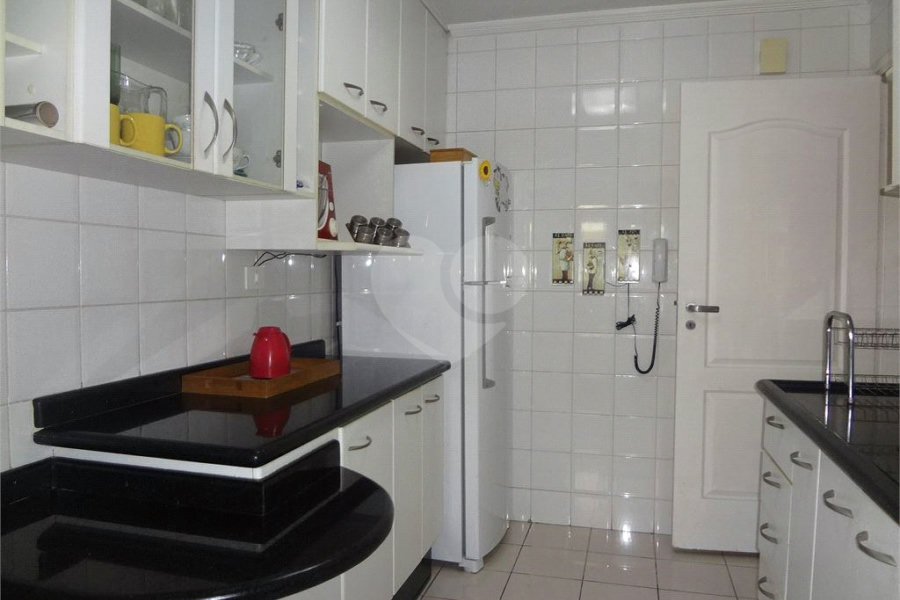 COBERTURA COM PISCINA E CHURRASQUEIRA NA CASA VERDE.