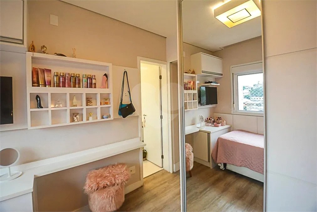 Espaço, conforto e uma localização privilegiada fazem deste apartamento mobiliado no Baeta Neves, em São Bernardo do Campo, uma excelente opção para seu novo lar. Com 118 m², três dormitórios e quatro banheiros, o imóvel oferece ambientes amplos para acomodar a família e receber amigos com comodidad