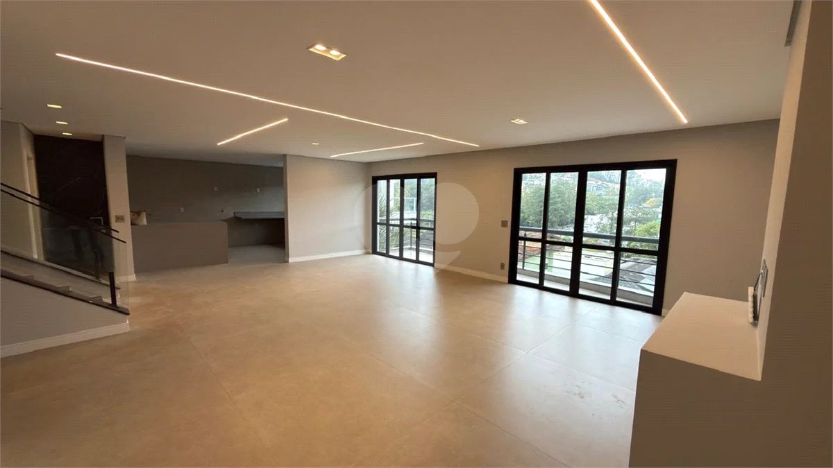 Sobrado de alto padrão no Swiss Park, totalmente reformado, com 4 suítes, piscina, elevador, espaço gourmet, 4 vagas e condomínio com lazer completo.