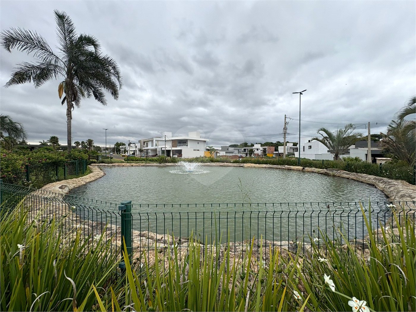 Casa á venda no condomínio Damha IV