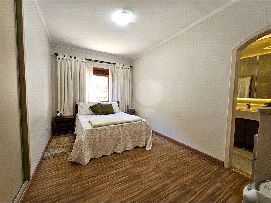 Casa térrea em Atibaia com 3 dormitórios (2 suítes), piscina, espaço gourmet, condomínio fechado