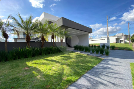 Casa à Venda no Condomínio Damha II