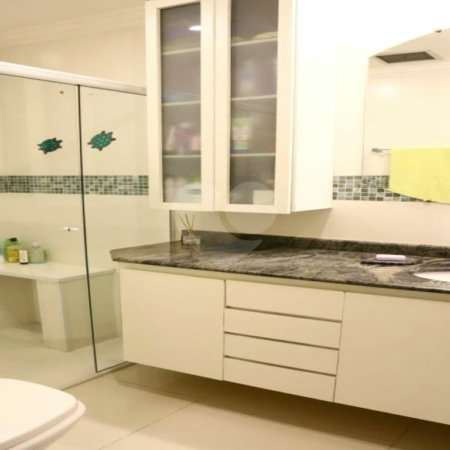 Apartamento à venda com 3 quartos, sendo 1 suíte, e 4 banheiros no total.