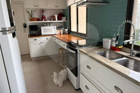 Apartamento de 130 m² com três dormitórios, sendo uma suíte, com armários embutidos, dependências de empregado e lavabo