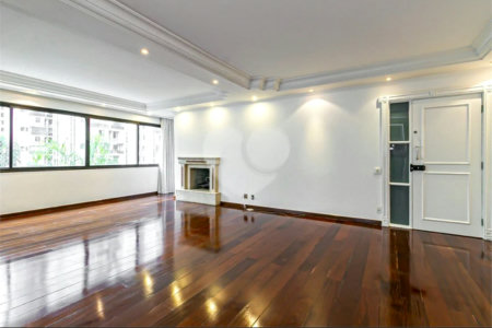 Apartamento a venda em Moema com 162m², 3 quartos ( suítes ) 3 vagas