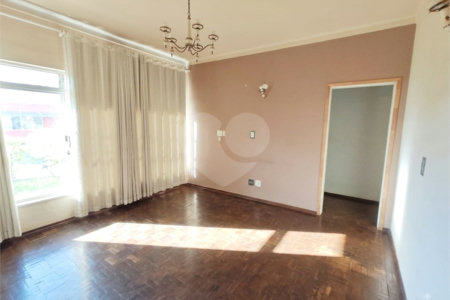 Casa Térrea Charmosa e Espaçosa na Vila Prado: Conforto, Praticidade e Próxima ao Centro!