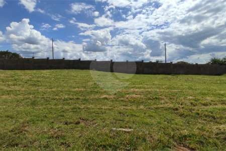 Lote à Venda em São Carlos, no Condomínio Villeneuve I