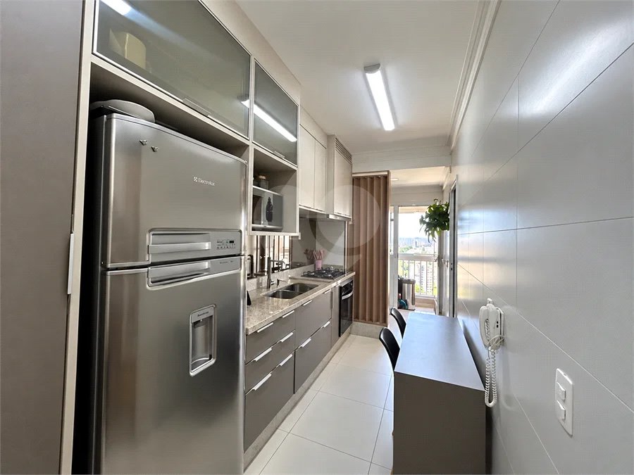 Apartamento de 127 m² em andar alto, com vista livre, 3 suítes planejadas, sacada gourmet envidraçada, 2 vagas e lazer completo, próximo ao Shopping Golden Square e à Avenida Kennedy.