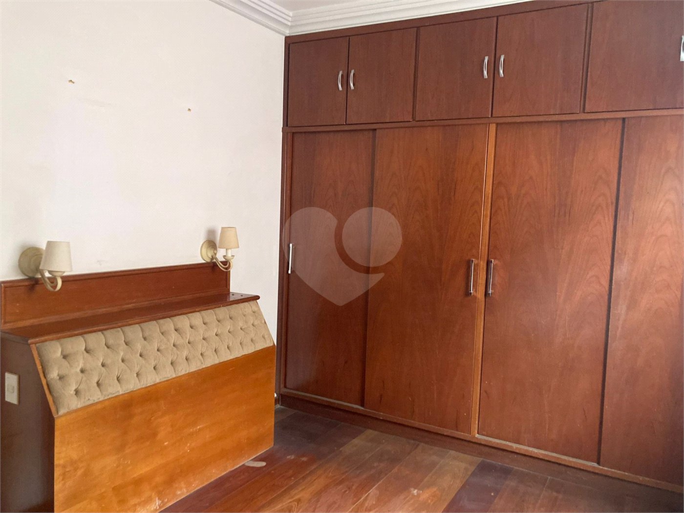Casa Térrea com Acabamento em Tijolo Aparente e Quintal Amplo - Próximo ao Shopping Iguatemi