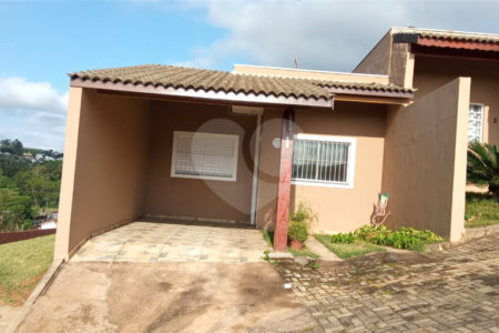 Linda casa em condomínio fechado com 2 Dormitórios.