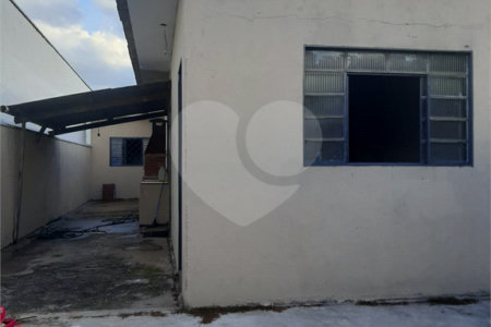 Casa térrea com 2 dormitórios.