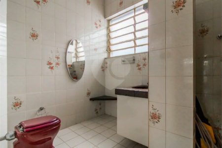 Casa à venda em Moema de 280m² com 4 dormitórios, sendo 1 suíte e 2 vagas de garagem.