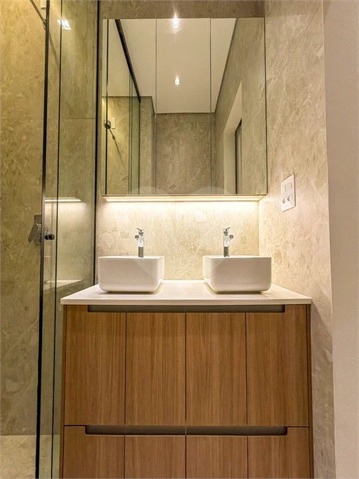 Indaiatuba - Condominio Sapezal - R$ 2.400.000,00 - Área Total 360,00 m² - Área Construída 213,32 m² - TÉRREA - 03 suítes sendo a master com closet; - Escritório; Lavabo; Cozinha com cooktop e planejados; Gourmet com churrasqueira; Ambientes preparados para ar condicionado; Piscina com cascata,