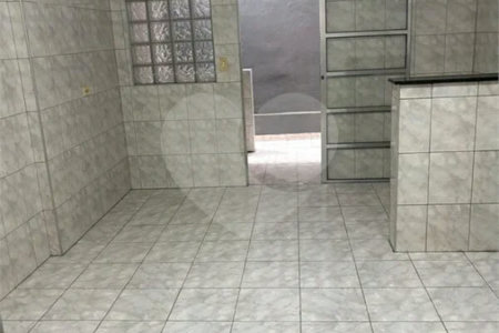 São Paulo - Capital - Bairro Santa Cruz - R4 495.000,00 - Aceita permuta por imóvel na cidade de Indaiatuba- Sp - Sobrado em rua residencial sem saída e com praça particular. O imóvel possui 2 quartos — 1 suíte com dois ambientes e acesso a hall externo. Sala ampla, cozinha com dois ambientes