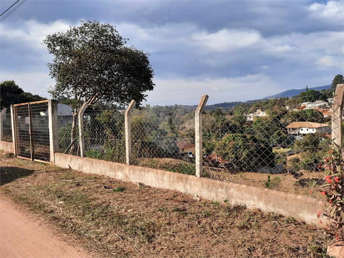 Terreno em Atibaia com 2.090 metros, ótimo para fazer chácara, excelente localização, aceita financiamento