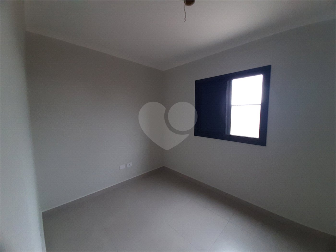 Apartamento COBERTURA com 66m2, 3 quartos, banheiro, sala, cozinha, quintal e 1 vaga