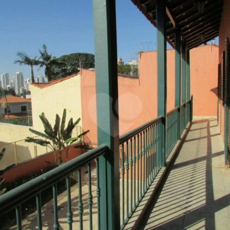 Casa no Pacaembu com ótima distribuição e amplo quintal em terreno em declive