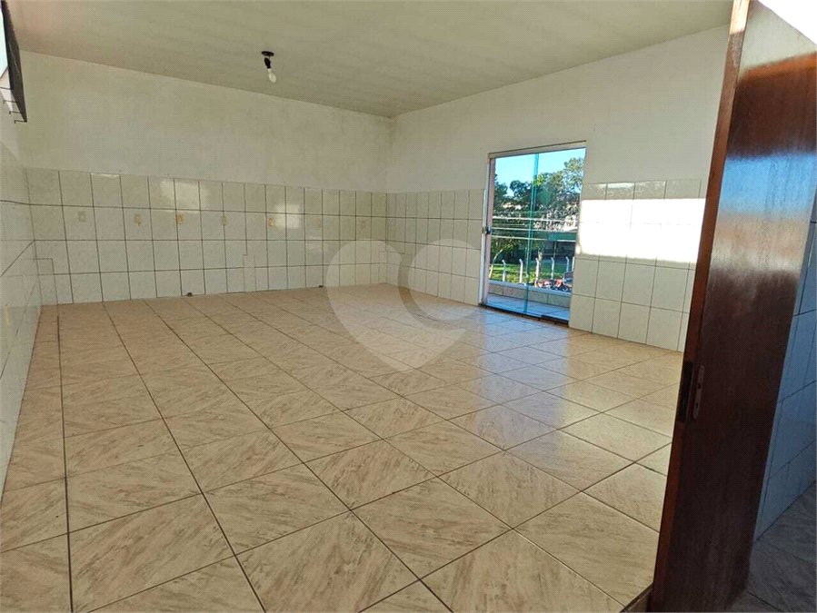 ?Oportunidade Única em São Carlos: Salão Comercial + Casa Independente nos Fundos – Ideal para Investidores!