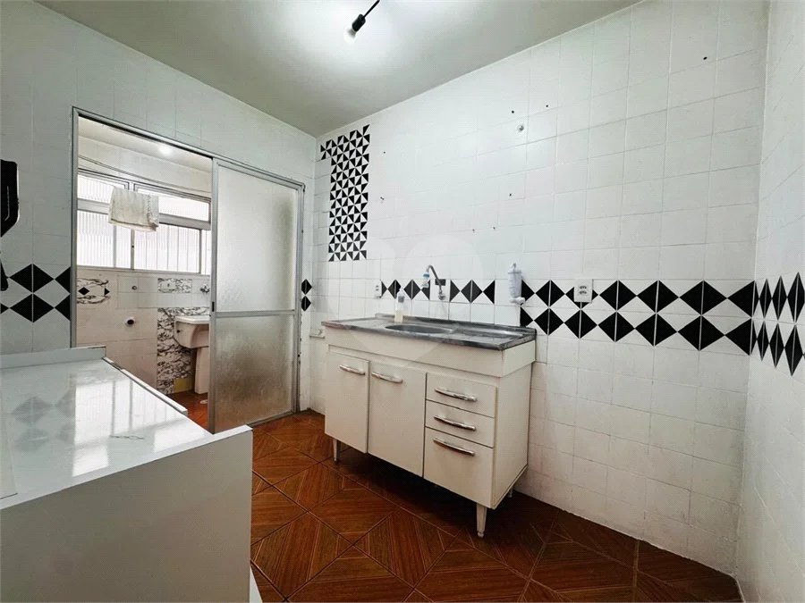 Vende-se Apartamento de 2 Quartos com Sacada na Vila Mascote