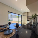 Indaiatuba - Condomínio Milano - Sobrado - 350 m² de terreno - 240 m² de área construída - 4 vagas de garagem, sendo 2 cobertas - Salas de estar e jantar integradas - 3 suítes com closet e varanda no pavimento superior - Escritório no térreo - Espaço gourmet com churrasqueira - Banheiro externo