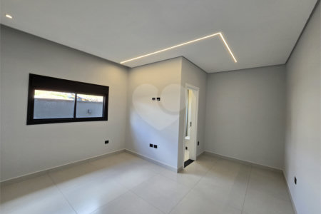 Maravilhosa Casa térrea em condomínio fechado no Portal Lamis, com 3 suítes, piscina privativa e persianas elétricas em excelente condomínio com salão de festas, piscina, quadras de tênis, beach tênis e campo de futebol. Vista cinematográfica da Pedra Grande.
