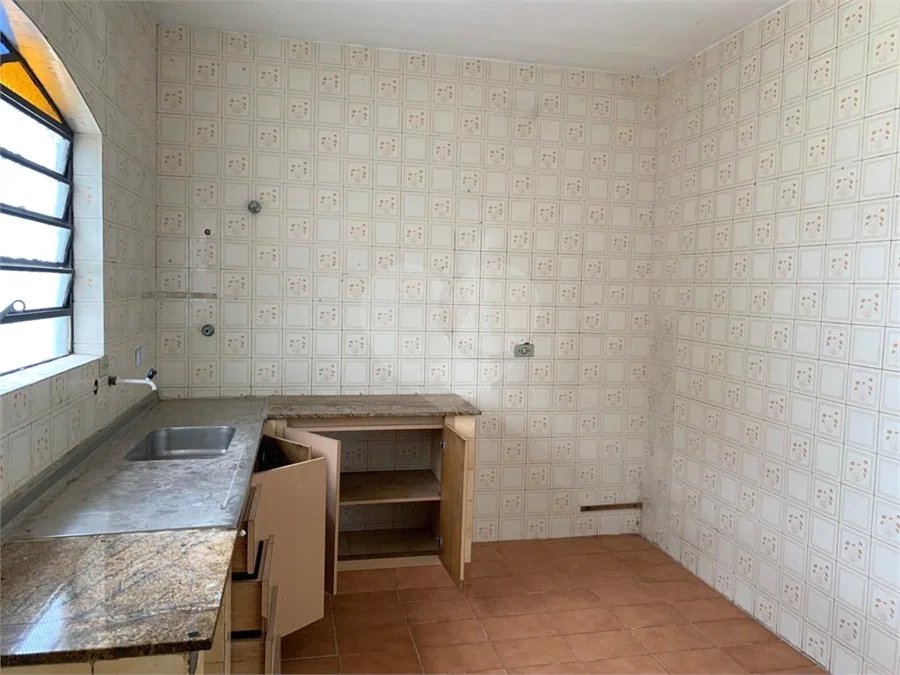 Casa espaçosa com 3 quartos, suíte, quintal e 2 vagas na Vila Santa Catarina