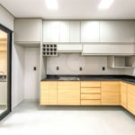 Indaiatuba - Jardim Bom sucesso - Área total: 150m² - Área construída: 115m² - 3 dormitórios sendo 1 suíte com armário planejado;Sala para dois ambientes; Banheiros com box gabinetes e espelhos; Área gourmet com churrasqueira a carvão e móveis planejados; Lavanderia coberta; Ar condicionado na sala